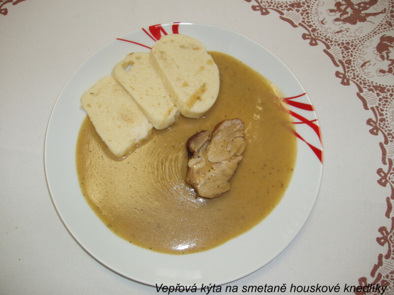 Vepřová kýta na smetaně houskové knedlíky